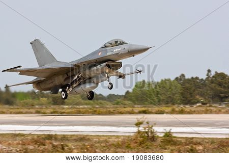 モンテ レアル、ポルトガル-4 月 7: 離陸 F16 ポルトガル語。本当の雪解け Nato 運動への参加