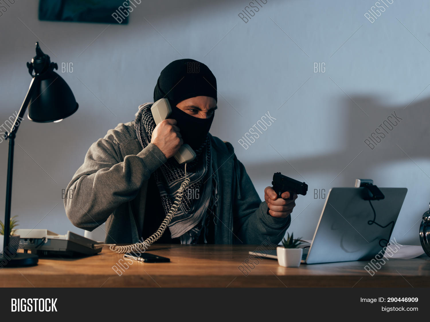 в маске с битой. бандиты в масках. телефонный террорист. бандит говорит. бандит говорит.