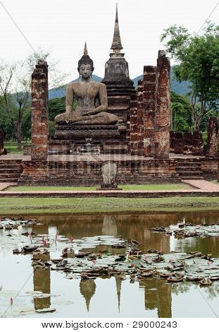 Buddhistické sochy v Sukhothai