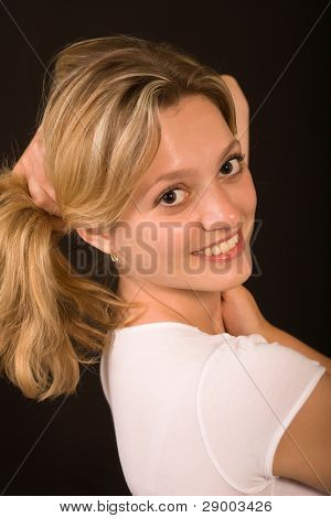 lächelnd mädchen tun oben Haar während der Dreharbeiten
