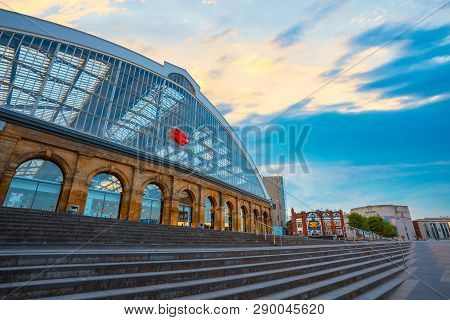 Liverpool, Uk - May 18 2018:liverpool Lime Street Is A Terminus Railway Station Serves The City Cent