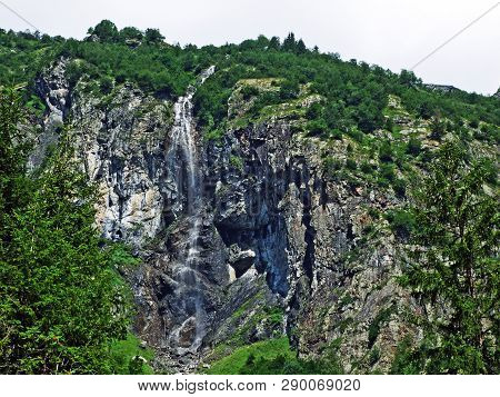 Waterfall Sidensackfall Or Wasserfall Sidensackfall, Spritzbach Stream In The Alpine Valley Of Mader