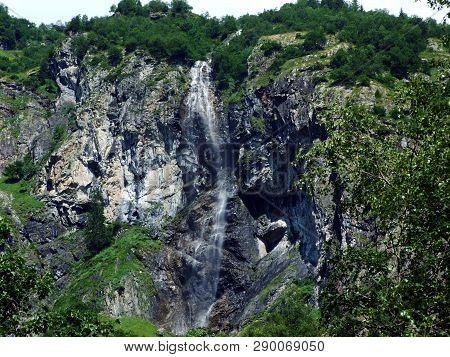 Waterfall Sidensackfall Or Wasserfall Sidensackfall, Spritzbach Stream In The Alpine Valley Of Mader