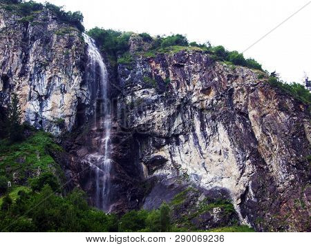 Waterfall Sidensackfall Or Wasserfall Sidensackfall, Spritzbach Stream In The Alpine Valley Of Mader