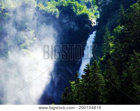 Waterfall Stauber Or Wasserfall Stäuber, Brunnibach Stream In The Alpine Valley Of Maderanertal - Ca