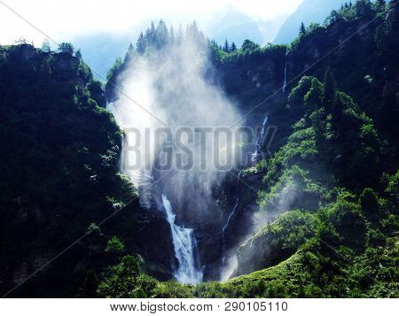 Waterfall Stauber Or Wasserfall Stäuber, Brunnibach Stream In The Alpine Valley Of Maderanertal - Ca