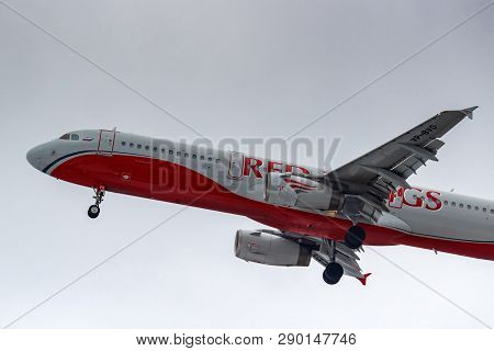 Moscow, Russia - March 17, 2019: Aircraft Airbus A321-231 Vp-bvo Of Red Wings Airline Going To Landi