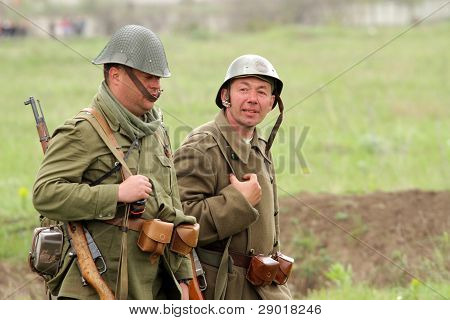 德国士兵的 Ww2 要在字段中