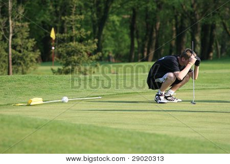 Giovane ragazzo sul golf