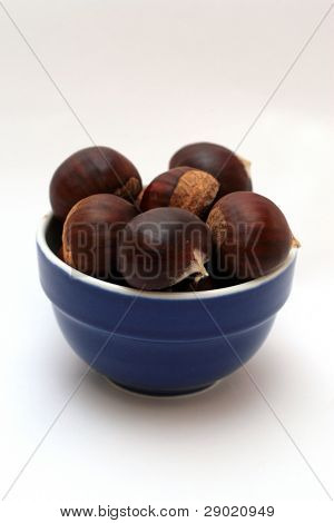 Kom volledig van kastanjes op wit (verticaal)