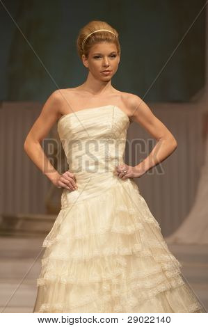 Ragazza in abito senza spalline beige