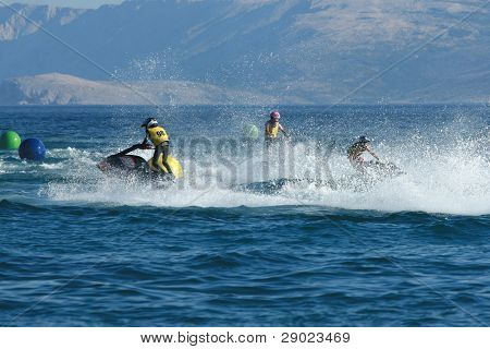 Üç adam, jet ski üzerinde yarış
