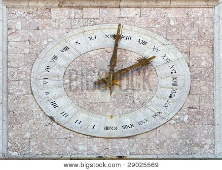 Zon dial gemaakt in de steen