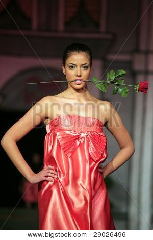 Záhřeb - 27. listopadu 2008: Modelka nošení design Daria Kostenko na 
