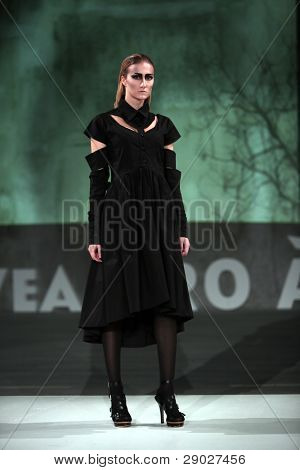 Záhřeb, Chorvatsko - 26. března: Modelka nošení design Dejan Despotovic na 
