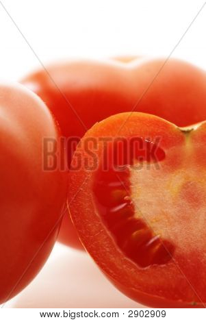 Close Up Shot di pomodori succosi maturi Over White