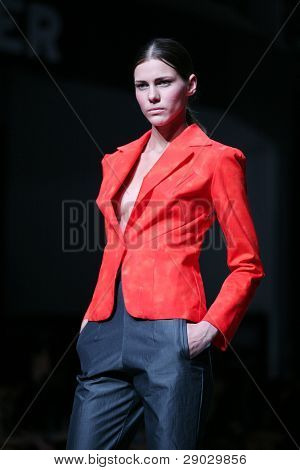 ZAGREB, Kroatien - 31.03.: Fashion Model in Kleidung von Jasmina Arnautovic auf 'Croaporter' fash