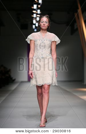 ซาเกร็บ โครเอเชีย - 1 เมษายน: แบบแฟชั่นเสื้อผ้าเสื้อผ้าทำ โดย Boris Pavlin 'Croaporter' แสดง Ap