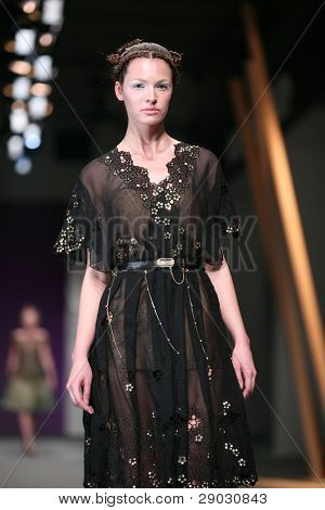 ซาเกร็บ โครเอเชีย - 1 เมษายน: แบบแฟชั่นเสื้อผ้าเสื้อผ้าทำ โดย Boris Pavlin 'Croaporter' แสดง Ap