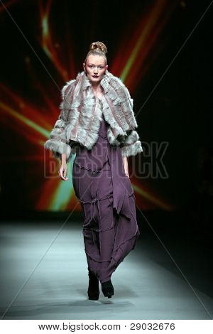 ซาเกร็บ โครเอเชีย - 20 ตุลาคม: แบบแฟชั่นเสื้อผ้าเสื้อผ้าทำ โดย Maar ไฟเอตนาใน 'Croaporter' องศาเซลเซียส