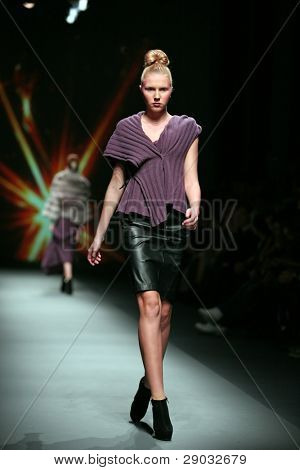 ซาเกร็บ โครเอเชีย - 20 ตุลาคม: แบบแฟชั่นเสื้อผ้าเสื้อผ้าทำ โดย Maar ไฟเอตนาใน 'Croaporter' องศาเซลเซียส