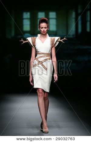 ซาเกร็บ โครเอเชีย - 20 ตุลาคม: แบบแฟชั่นเสื้อผ้าเสื้อผ้าที่ทำใน 'Croaporter' โดย Boris Pavlin 
