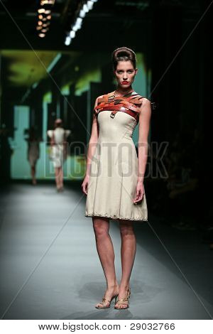 ซาเกร็บ โครเอเชีย - 20 ตุลาคม: แบบแฟชั่นเสื้อผ้าเสื้อผ้าที่ทำใน 'Croaporter' โดย Boris Pavlin 
