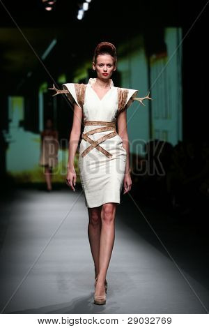 ซาเกร็บ โครเอเชีย - 20 ตุลาคม: แบบแฟชั่นเสื้อผ้าเสื้อผ้าที่ทำใน 'Croaporter' โดย Boris Pavlin 