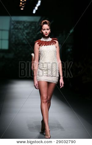 ซาเกร็บ โครเอเชีย - 20 ตุลาคม: แบบแฟชั่นเสื้อผ้าเสื้อผ้าที่ทำใน 'Croaporter' โดย Boris Pavlin 