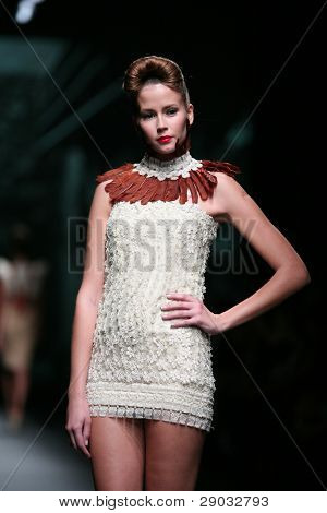 ซาเกร็บ โครเอเชีย - 20 ตุลาคม: แบบแฟชั่นเสื้อผ้าเสื้อผ้าที่ทำใน 'Croaporter' โดย Boris Pavlin 