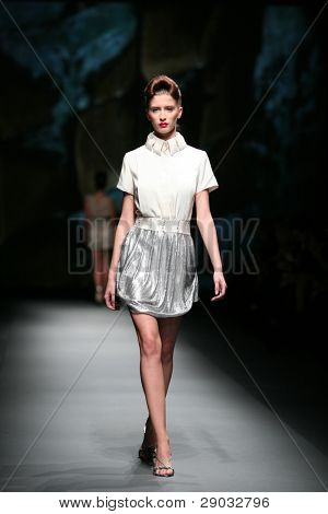 ซาเกร็บ โครเอเชีย - 20 ตุลาคม: แบบแฟชั่นเสื้อผ้าเสื้อผ้าที่ทำใน 'Croaporter' โดย Boris Pavlin 