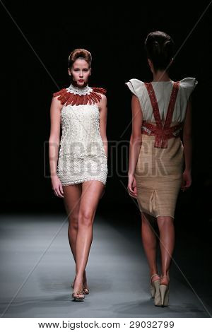 ซาเกร็บ โครเอเชีย - 20 ตุลาคม: แบบแฟชั่นเสื้อผ้าเสื้อผ้าที่ทำใน 'Croaporter' โดย Boris Pavlin 