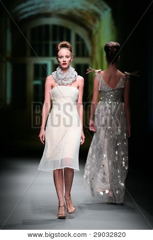 ซาเกร็บ โครเอเชีย - 20 ตุลาคม: แบบแฟชั่นเสื้อผ้าเสื้อผ้าที่ทำใน 'Croaporter' โดย Boris Pavlin 