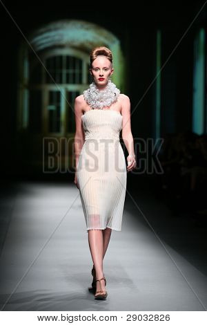 ซาเกร็บ โครเอเชีย - 20 ตุลาคม: แบบแฟชั่นเสื้อผ้าเสื้อผ้าที่ทำใน 'Croaporter' โดย Boris Pavlin 