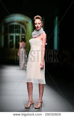 ซาเกร็บ โครเอเชีย - 20 ตุลาคม: แบบแฟชั่นเสื้อผ้าเสื้อผ้าที่ทำใน 'Croaporter' โดย Boris Pavlin 