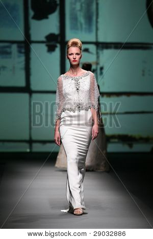 ซาเกร็บ โครเอเชีย - 20 ตุลาคม: แบบแฟชั่นเสื้อผ้าเสื้อผ้าที่ทำใน 'Croaporter' โดย Boris Pavlin 