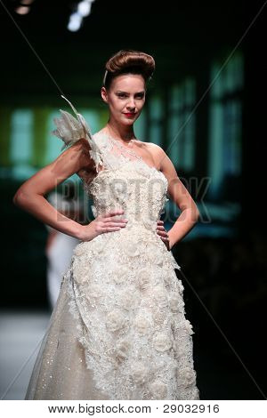 ซาเกร็บ โครเอเชีย - 20 ตุลาคม: แบบแฟชั่นเสื้อผ้าเสื้อผ้าที่ทำใน 'Croaporter' โดย Boris Pavlin 