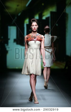 ซาเกร็บ โครเอเชีย - 20 ตุลาคม: แบบแฟชั่นเสื้อผ้าเสื้อผ้าที่ทำใน 'Croaporter' โดย Boris Pavlin 