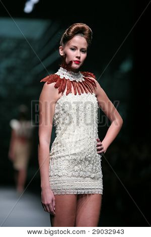ซาเกร็บ โครเอเชีย - 20 ตุลาคม: แบบแฟชั่นเสื้อผ้าเสื้อผ้าที่ทำใน 'Croaporter' โดย Boris Pavlin 
