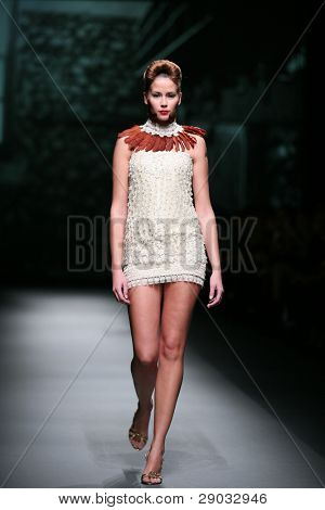 ซาเกร็บ โครเอเชีย - 20 ตุลาคม: แบบแฟชั่นเสื้อผ้าเสื้อผ้าที่ทำใน 'Croaporter' โดย Boris Pavlin 