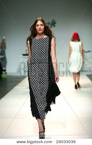 ZAGREB, Kroatien - NOVEMBER 24: Model trägt Modekleidung made by The Rodniki Bandar on ' Fashion Wee