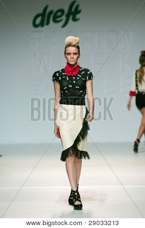 ZAGREB, Croatie - 24 novembre : Mode modèle porte vêtements fabriqués par Mara Miloglav Moretic sur ' mode