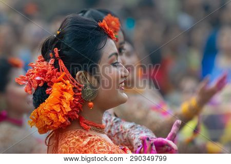 Kolkata , India - March 1, 2018: Make Up On The Head Of Girl Dancers, Dressed Traditional Indian Dre