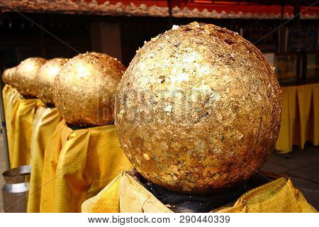Art Golden Circles Loknimit In The Temple