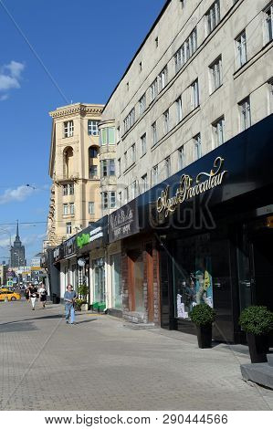 Moscow, Russia - June 20, 2018: Shopping Salons Of Kutuzovsky Prospekt In Moscow