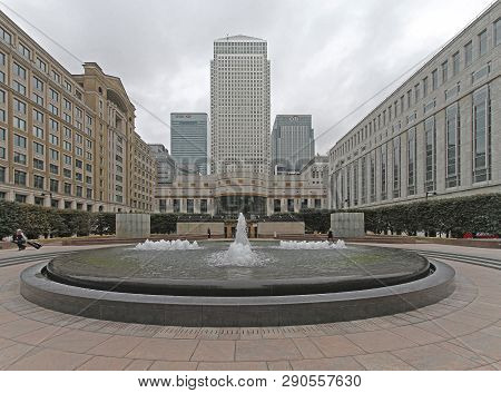 London, United Kingdom - October 15, 2010: Cabot Square Fountain And Tall Skyscraper Buildings At Ca