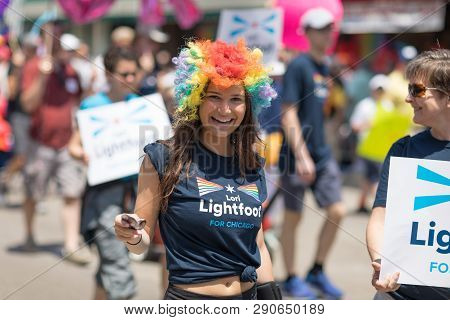 Chicago, Illinois, Usa - June 24, 2018 Young Woman Wearing A Wig With The Colors Of The Rainbow And 