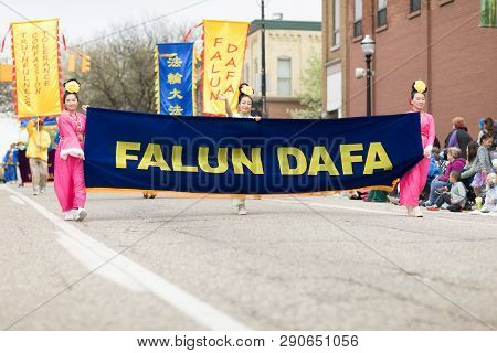 Holland, Michigan, Usa - May 12, 2018 Chinese Women Wearing Traditional Clothing Holding A Sign Prom