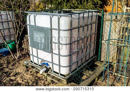 Large Industrial Liquid Tank With A Capacity Of 1000 Liters, 265 Gallons With A Metal Protective Gri