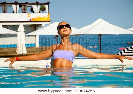 im Alter von russischen Frau mittleren mit Sonnenbad am Strand